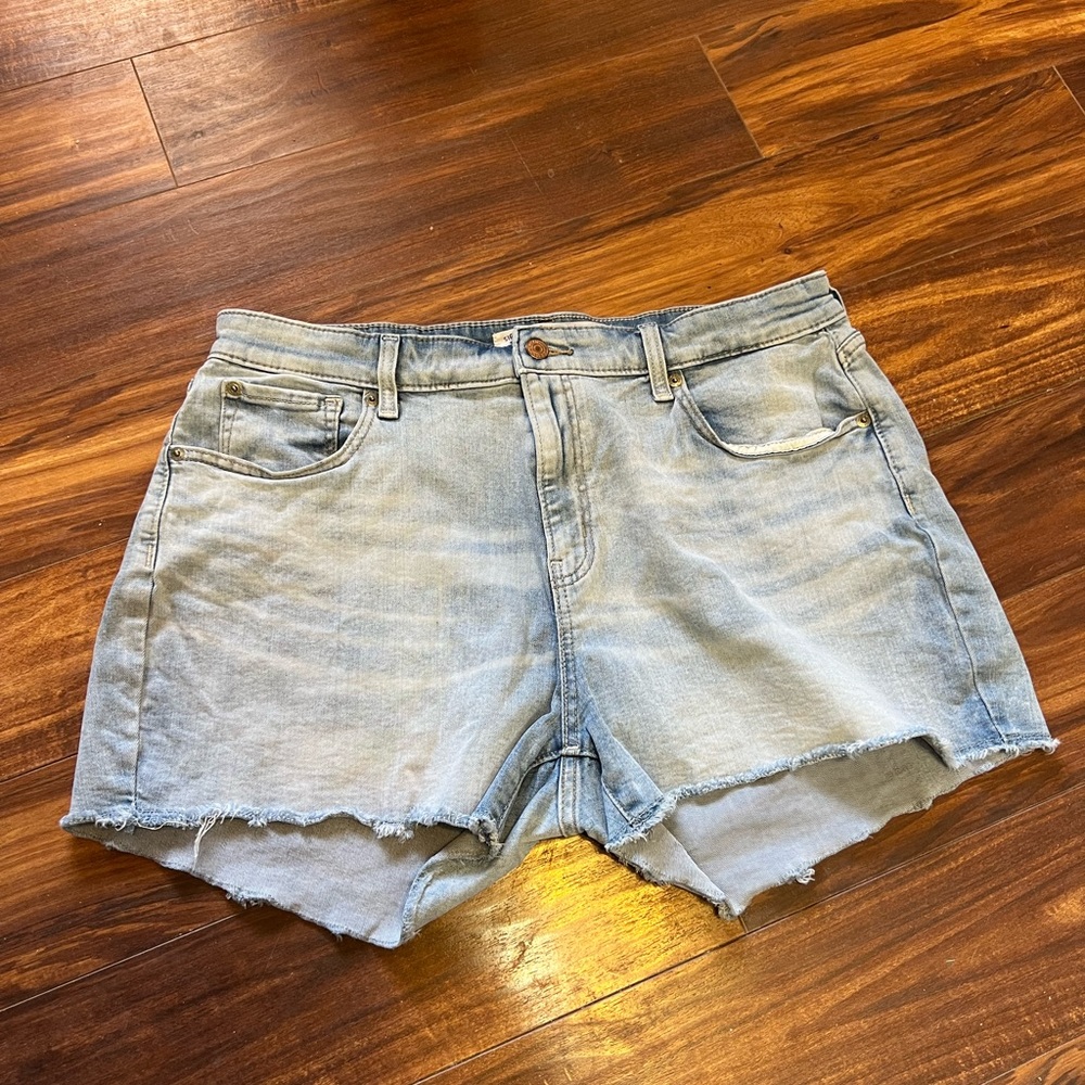 Signature Levi Strauss stone washed, high rise shorts. Size 16-W33